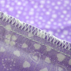 Bombažna posteljnina z motivom Srečne sanje - vijolična, prikaz šivov od blizu