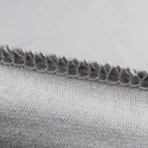 Bombažna posteljnina svetlo siva, prikaz šivov od blizu
