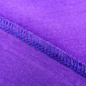 Bombažna posteljnina vijolična, prikaz šivov od blizu