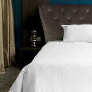 Enobarvna posteljnina bela